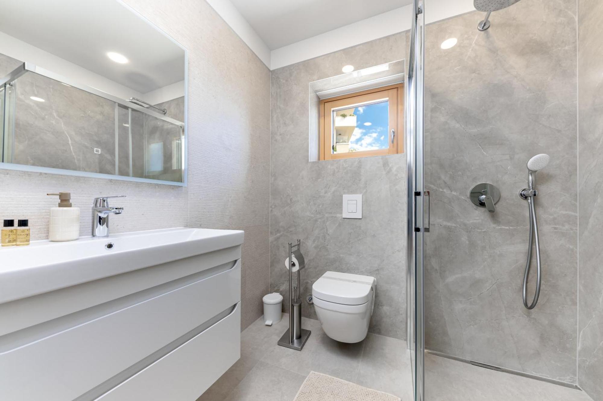 Luxury Adria Sea City & Mountain View Apartment มาคาร์สกา ภายนอก รูปภาพ
